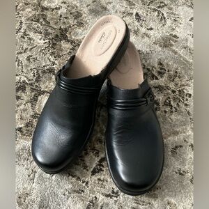 Clarks slip on clogs🖤🖤